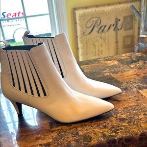 Elegant White Ankle Boots NEW. Bleecker & Bond